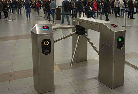 Турникет с распашными воротами для установки офиса