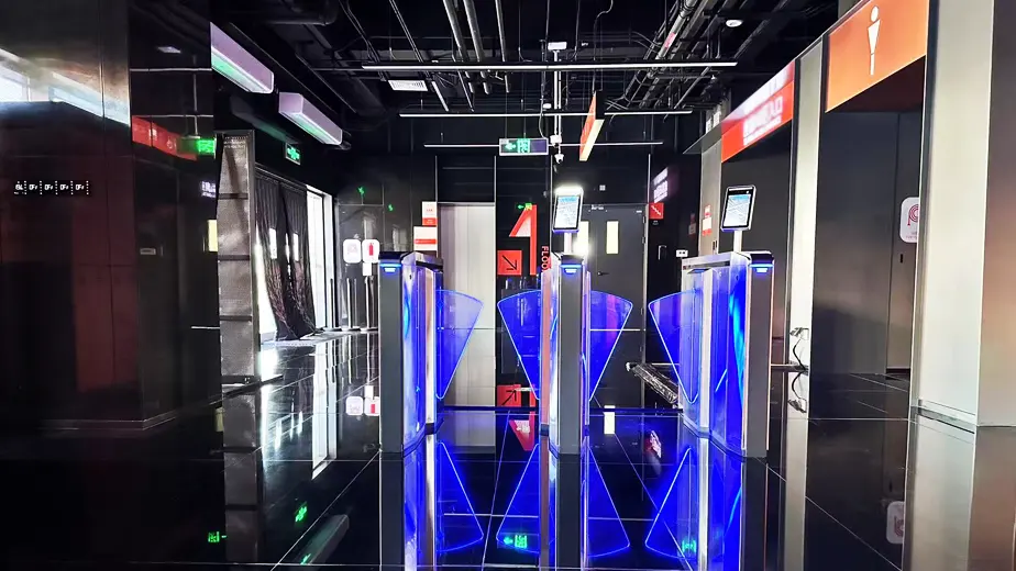 מערכת בקרת גישה לזיהוי פנים